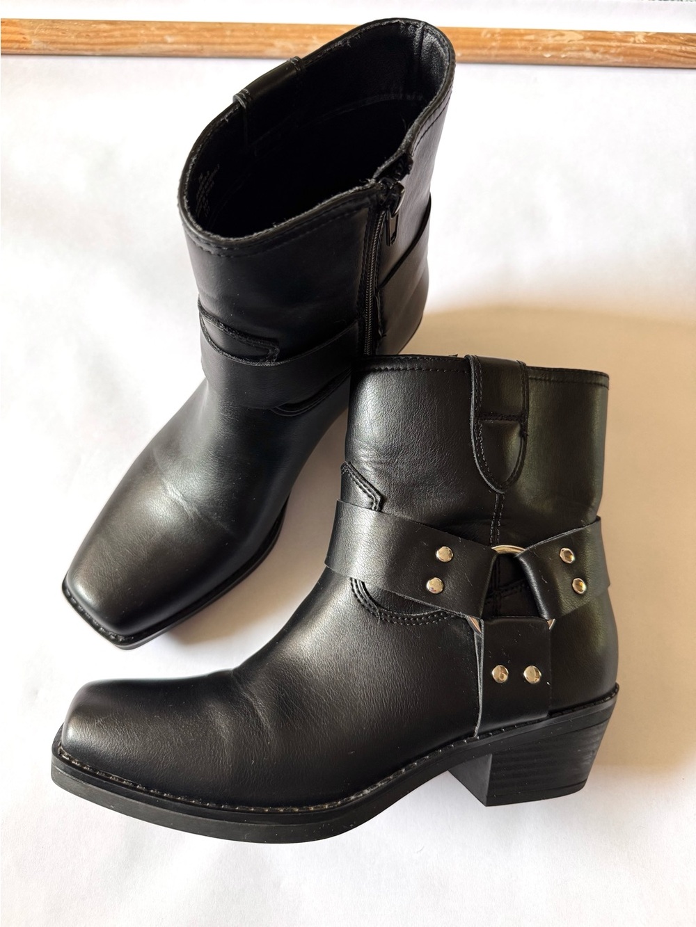 Indigo Rd Irarenia Moto Boots Black Buckle Ankle Booties Biker Style Women’s 7